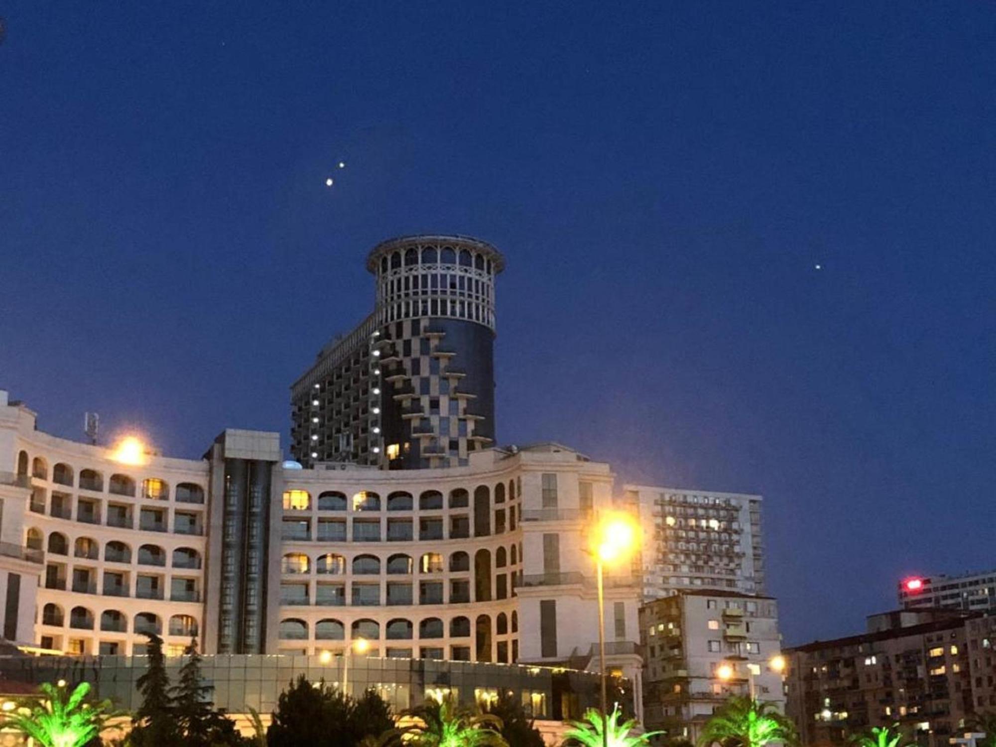 Apart Hotel Black Sea Towers Batumi Bagian luar foto